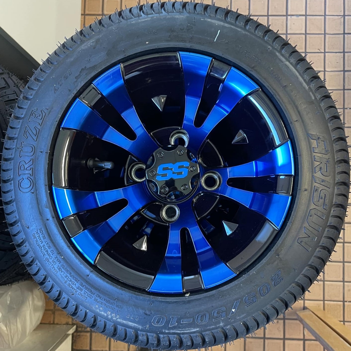 Picture of ARISUN MAG WHEEL Series 74 - Gotham 205/50-10" BLACK MACHINED WITH BLUE CLEAR COAT (10x7")